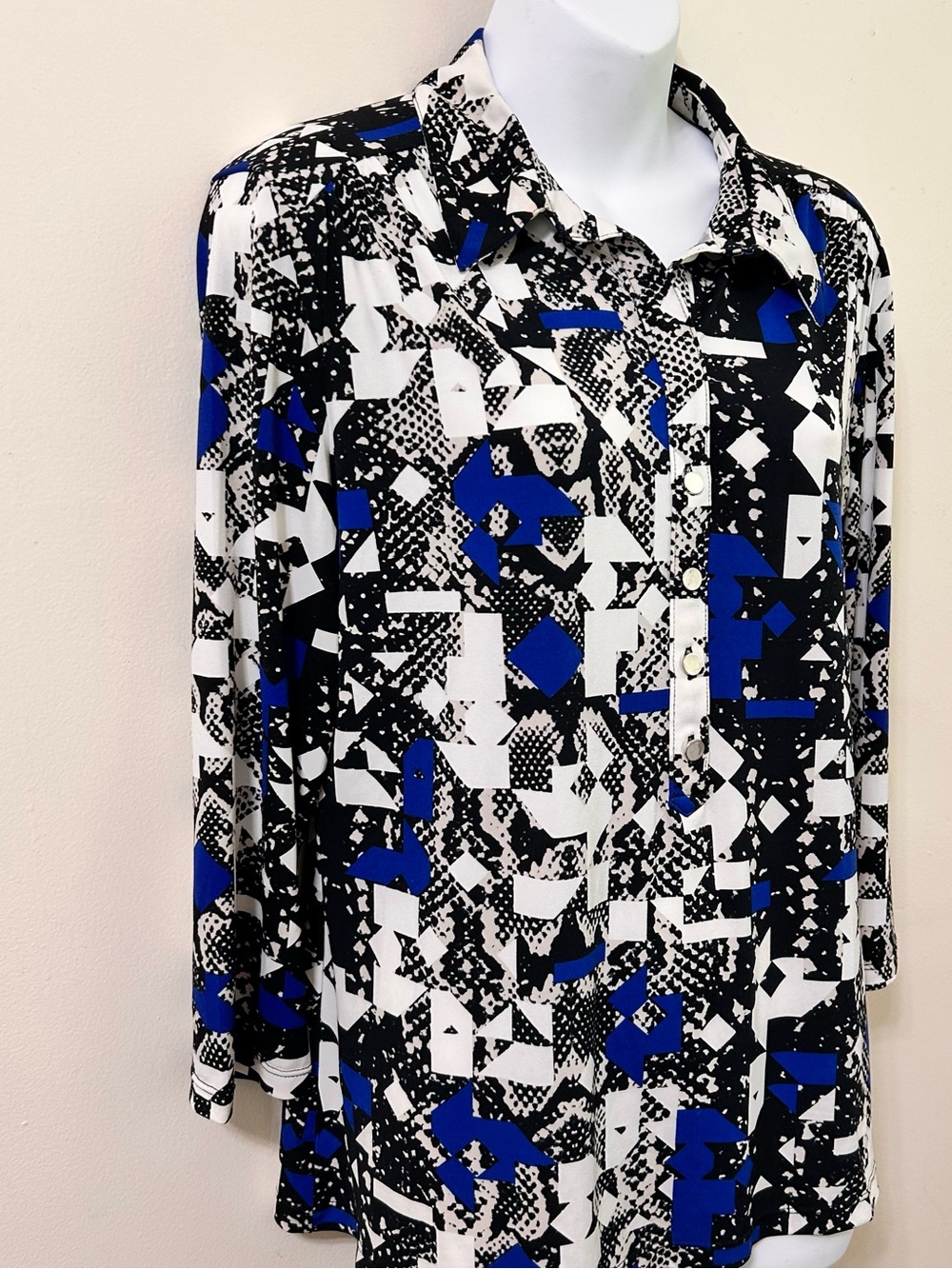 Alfani Women’s Black White and Blue Geometric long sleeve CollarTop size PXL